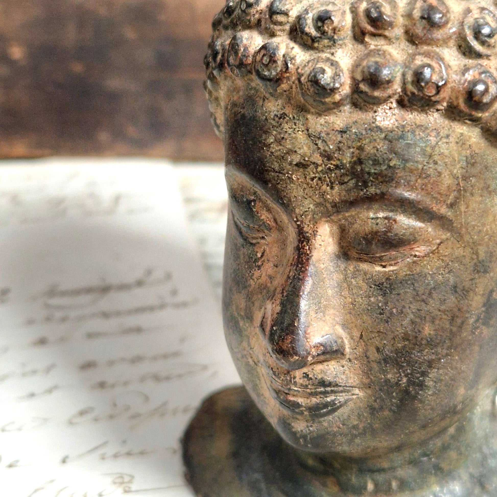 sculpture de bouddha zen ancienne