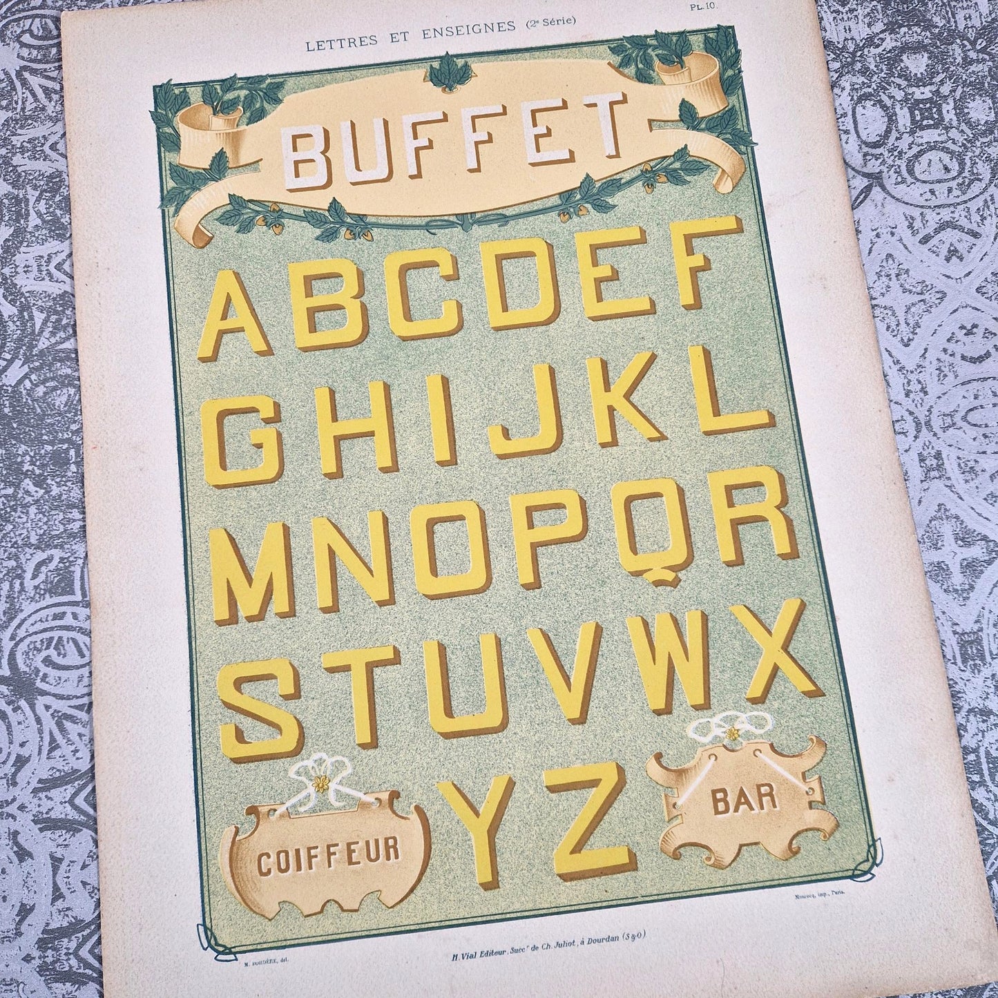 typographie belle époque jaune relief