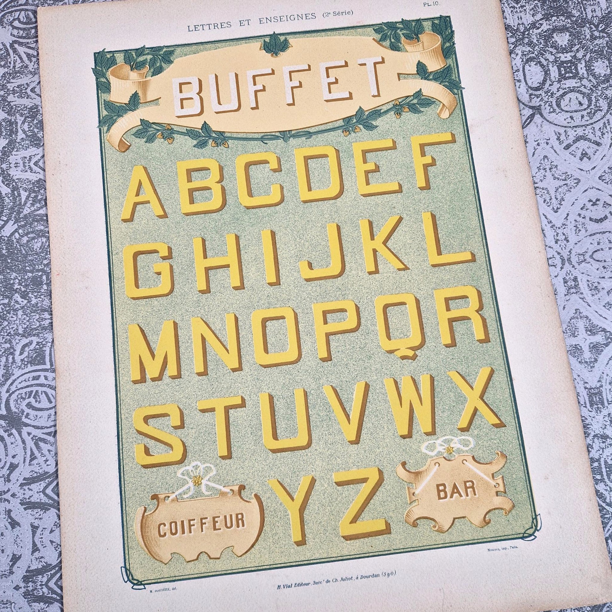 typographie belle époque jaune relief