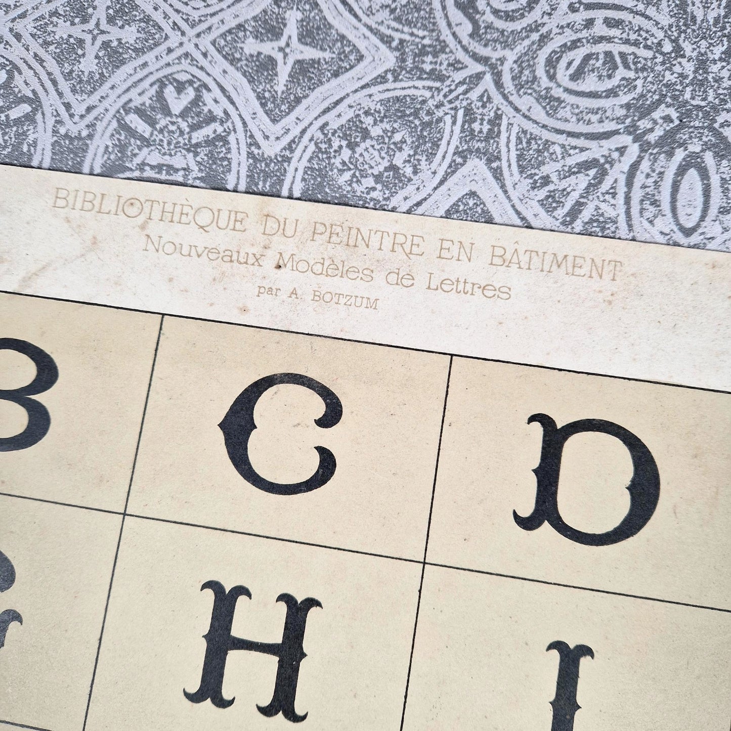 typographie belle époque noire decorative